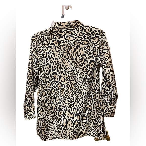 Chico’s ~ Cheetah Button Up Front ~ 3/4 Bell sleeves Top ~ Size 1 (M 8/10) - Picture 2 of 5